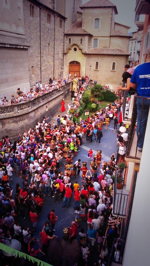 lligamosques's tweet photo. O és que és miop "@Radiolot: Qui no s'emocioni veient això és que no és d'Olot! #FdT13 http://t.co/hlU170cR9f"