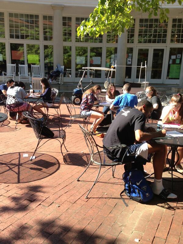 ShawnBowWow's tweet image. Class al fresco? I think so! #lovemyjob #liberallearning #englishcomp @QueensUniv