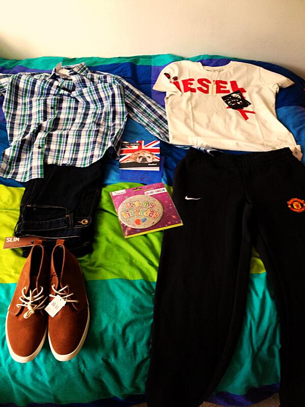 hektor_cegue's tweet photo. “@RocioPiqueras: Se quejará mi cumpleañero favorito!!! http://t.co/pzrZjRJqBe” Mis regalos!! Thank youuu