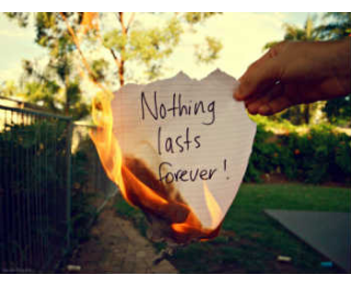 karnena_19's tweet photo. لآ شيء يبقى إلى لأبد ... عبآرة نؤمن بها جداً و مع هذا ، تؤلمنآ النهآيات كثيرآ ..! http://t.co/t5wxvnewqX
