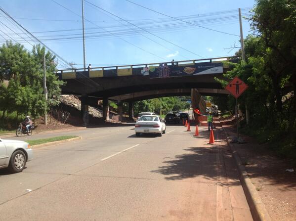 Trans450's tweet image. Hoy permanecerá cerrado un carril bajo los puentes del Hospital Escuela. @TRAFICOENTEGUS
