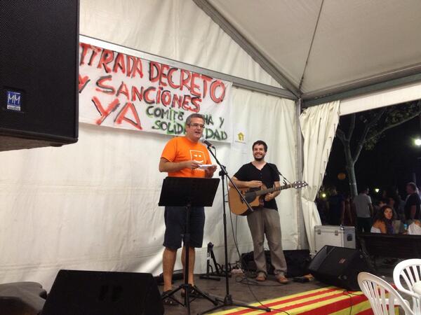 Ricard Barberà presenta el concert de <a href="/PauAlabajos/">Pau Alabajos</a> al barracó de <a href="/c_compromis/">Ara és @compromis</a> x #Xirivella acomboiat per <a href="/ca_revolta/">Ca Revolta</a>