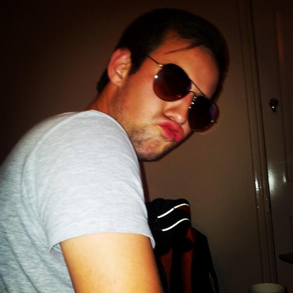 Hannah_oO's tweet photo. @nick99lemon this guys pretty cool :/ http://t.co/MElFcyhqeb