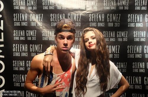 wPGrp's tweet image. imagina a cara da selena qnd esse mlk entrou no meet