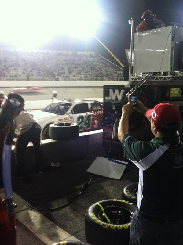 C_Nas1's tweet photo. Scene from the pit.... #kscar24 getting tires changed! @ryanellisracing @KappaSigmaHQ http://t.co/HbUfHmLcuQ