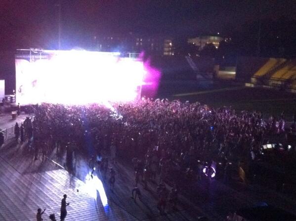 SirPhili_P's tweet image. 20,000 ppl @ a paint party. #finallyworking #iLoveKSU