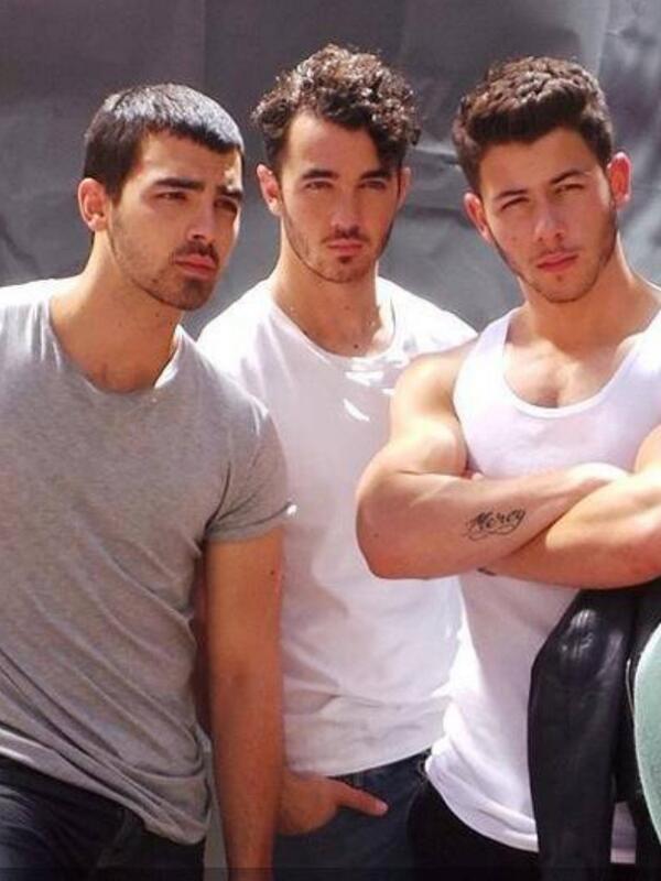 LatinNewsJonas's tweet photo. CLIENTELES <3 <3 http://t.co/84uHrdeVyw