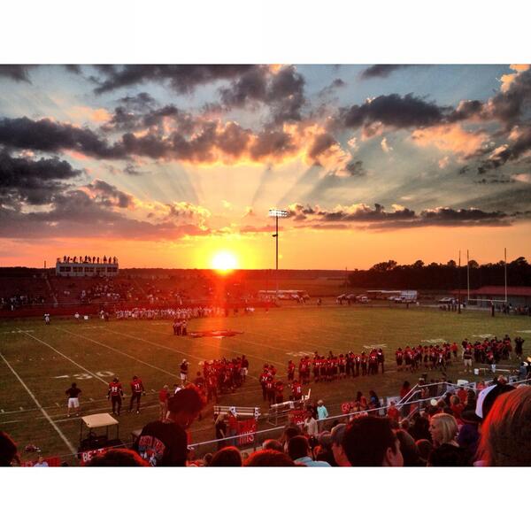katiePARKER_17's tweet photo. Not only is our team better than yours our stadium is too! #WeAreRedFoxes #RedFoxNation #RR74 ❤🐺🐾 http://t.co/EJZqOjejX9