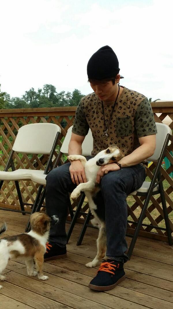 2AMCHANGMIN_b's tweet photo. 오랜만에 창금이 면회~ 뭔가 할말이 많은거 같은데??? ㅋㅋ http://t.co/5q7KlEGbUN