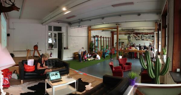 GymWithUs's tweet image. #coderdojobelgium in volle vaart bezig hier in de gym. Robotten, kleine coders en vooral vollen bak ambiance