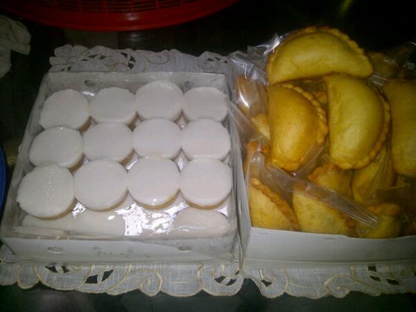 luci_cakery's tweet photo. Talam Ubi &amp;Panada pesenan Bu Ana...luci cakery http://t.co/gz2dYgVJr2