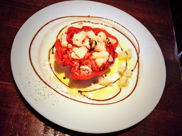 Tomàquet "cor de bou" amb bacallà salat i dessalat. Oli de Siurana, sal maldon i crema de módena.
Bon dia!