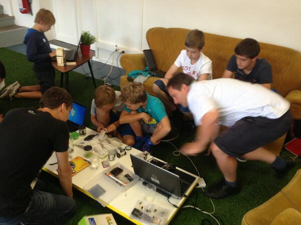 thenameisChapp's tweet image. Creatief met aduino in de #gymwithus  en #coderdojobelgium