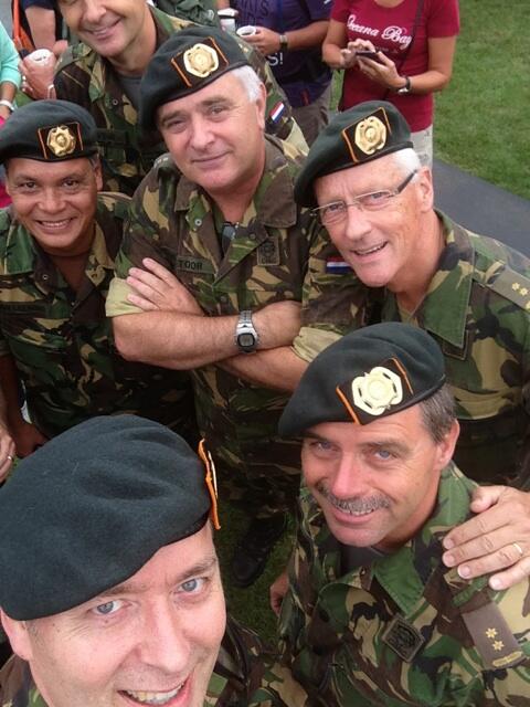 Met @1CMICommand collega's lopen en lachen op de @airbornemars #defensie