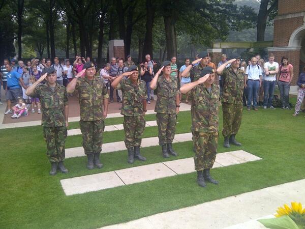 #Eregroet bij het monument in #oosterbeek: strak in de houding met @1CMICommand collega's #defensie