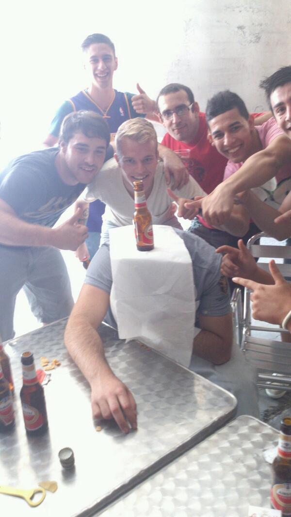 Aiitor95_'s tweet photo. Vayaa la q lleva el seňor @sante_vos jajaja @emiliomudarra @samadiitoyeaah @borjapg43 @rentero_14 .)(. http://t.co/BYroTnTlV3