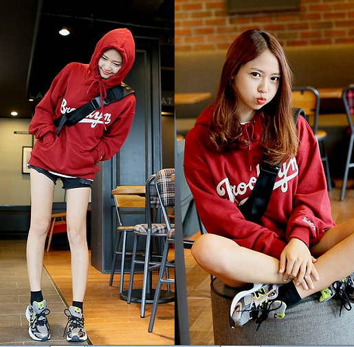 韓国おしゃれファッション 赤パーカー 着こなしが韓国っぽい Http T Co D7t1thymv5