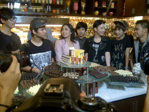 SMASH_IN7's tweet photo. MS lagi tapping acara B-Channel kemarin :) @Rafaell_A @MuhILhamFE @BismaK_G @MuhRezaAnugerah @DickyMP_U @RanggaDESO 2 http://t.co/NnwAHuvdWj