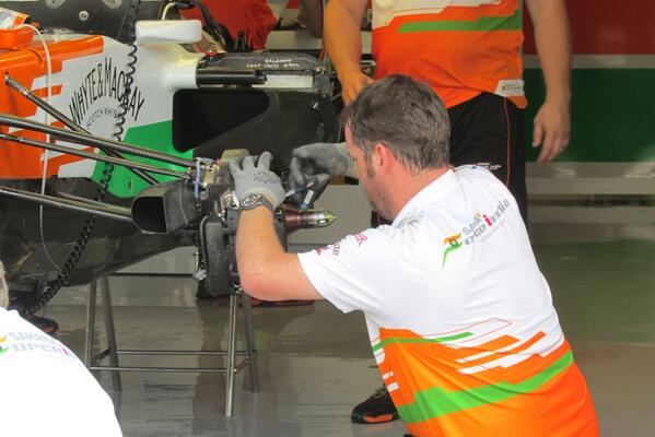 ScarbsTech's tweet photo. PDR went off due to a fractured brake disc, here the mechanic race to repair the before Q #Monzatech http://t.co/dVgMdEEAtG