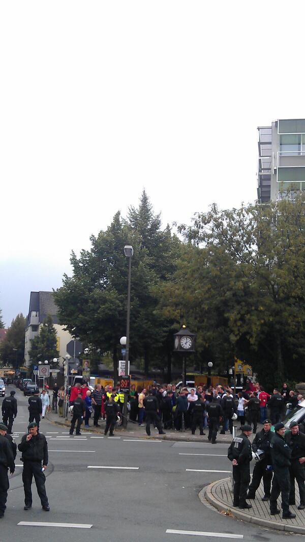 Immer noch sind Menschen von Cops umringt #copwatch #nonazisdo #Möllerbruecke