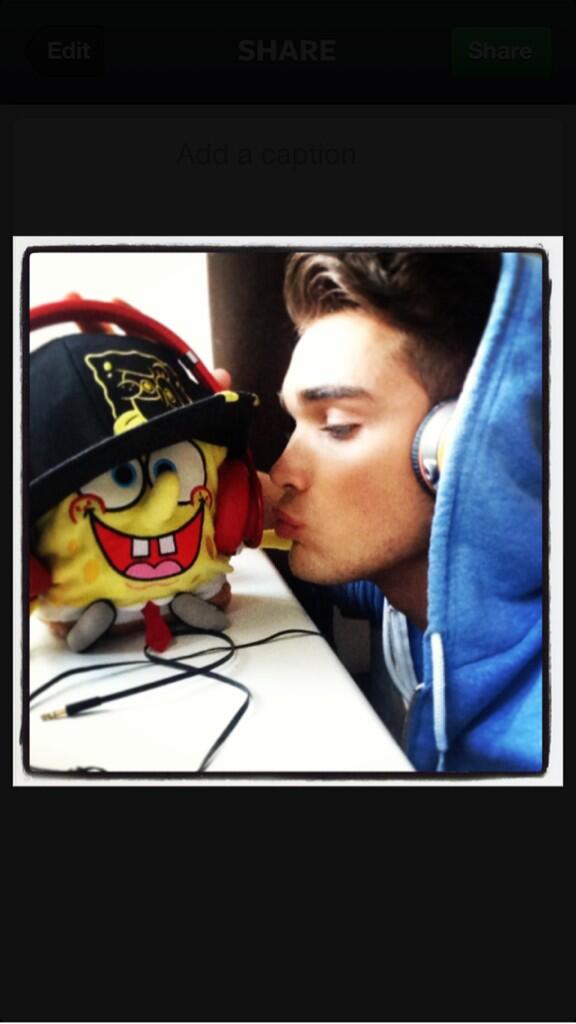 Rebeccawhitty_'s tweet photo. “@JoshUJWorld: Just chilling out with my best friend SPONGEY. http://t.co/8I6cM8O71j” @MissEmilyRhodes