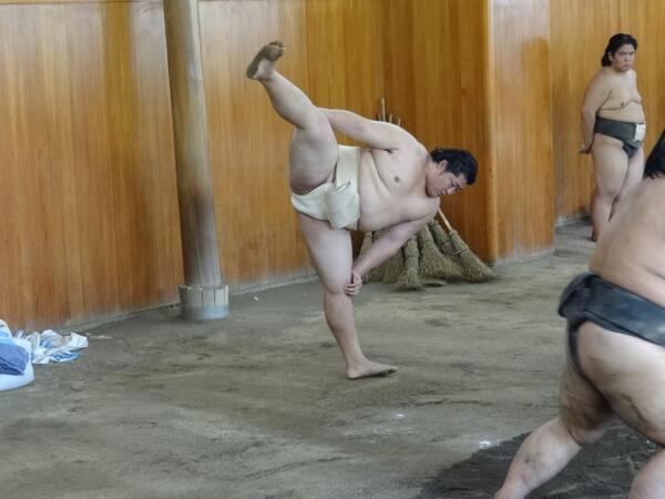 sumokyokai's tweet photo. ＜相撲教習所＞新入幕となった遠藤は高々と上がる四股を踏み続けていました。#sumo http://t.co/XqkD1RbFw8