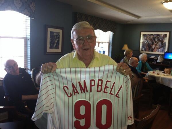 Legendary broadcaster Bill Campbell turned 90 today and was presented a jersey by the #Phillies.