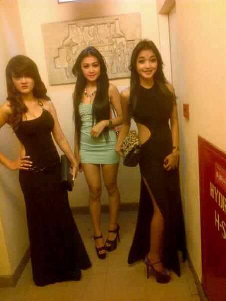 ayunda__baskoro's tweet photo. charlie's angels mengguncang #kemang http://t.co/ZwA57f0AlM
