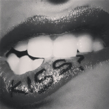 thefinger333's tweet photo. Kiss ? http://t.co/Y15FxoM6cH