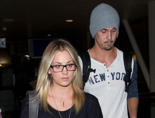 #KaleyCuoco vista en el aeropuerto de Los Angeles junto a su nuevo novio #RyanSweeting 
actorszone.net/2013/09/kaley-…