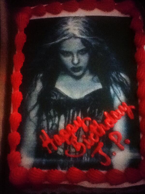 morari_jp's tweet photo. My birthday cake , nothing beats this :) <3 I love it :) @ChloeGMoretz @CarrieMovie http://t.co/yXrxtmtklt