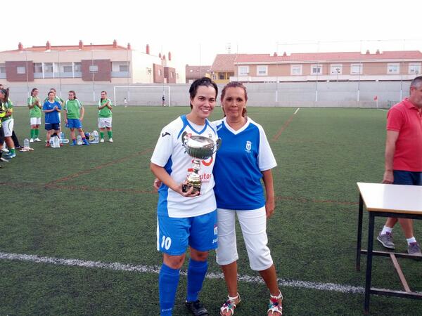 renyofeminas's tweet photo. PILI 10 RECOGIENDO EL TROFEO DE CAMPEONAS DEL TROFEO DE FERIAS 2013. http://t.co/ljd4qlwDBf
