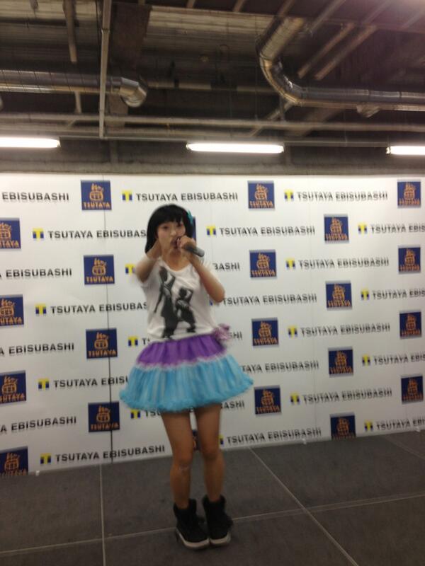 koymd's tweet image. 指差しビシッ #いずこねこ #whiteclock