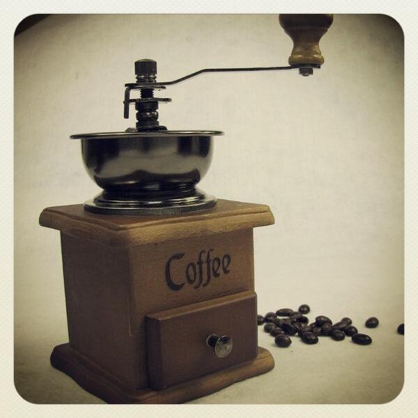 via <a href="/KopiLuwakLovers/">Kopi Luwak Lovers</a>: Dapatkan Grinder antik dan cantik ini hanya 300 ribu saja :) Persediaan terbatas