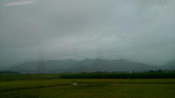 yoh727's tweet photo. 人生初の大糸線ですが、ガスで北アルプス全くみえず。心の目で見る常念岳。 http://t.co/2p4f4Wqc1C