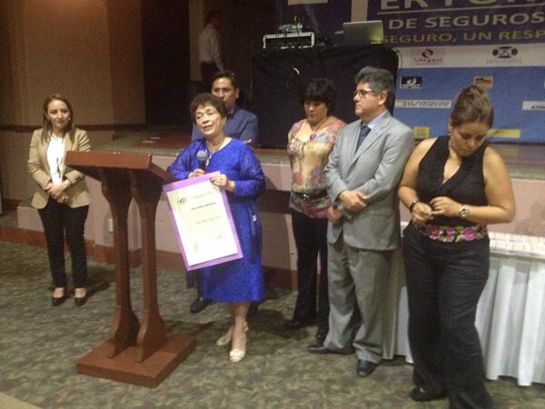 Mireya Revilla recibe de sus colegas de <a href="/AMASFACOAXACA/">AMASFAC OAXACA</a> reconocimiento por su gran labor.