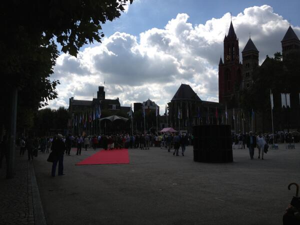 GuyVluggen's tweet image. De rode loper ligt klaar voor jullie op 't #Vrijthof #Maastricht #komopdefiets Volg, deel en win 'n #stadsfiets