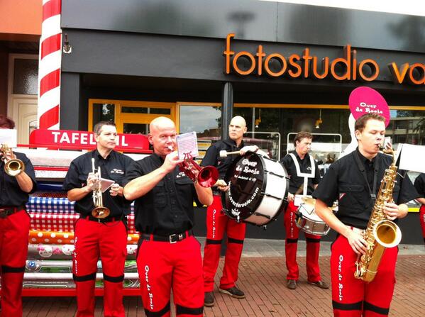 Centrumfeest's tweet photo. Mooi weer en super sfeer in centrum Ulft http://t.co/twmB1tU8Qw