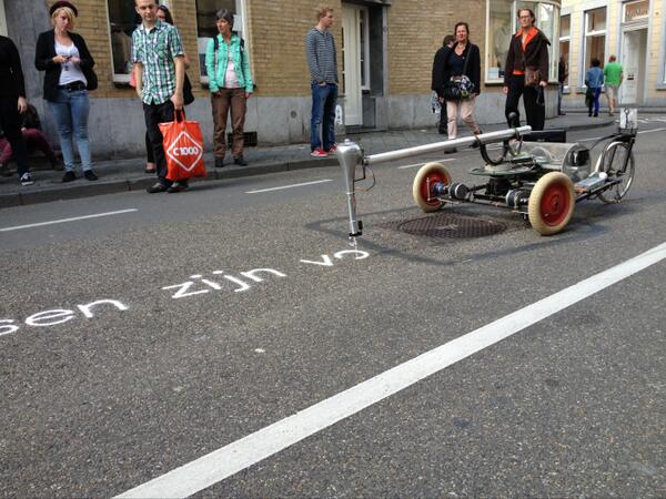 ariendejong's tweet image. #fietscultuur In #Maastricht rijdt een schrijvende fiets. Gedichten op straat. #komopdefiets http://t.co/BtMqfF60Tb”
