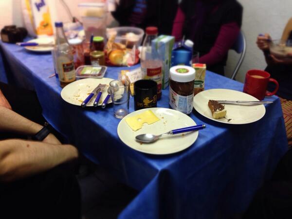 Im kleinen Kreis Sonntag Morgens zusammen.