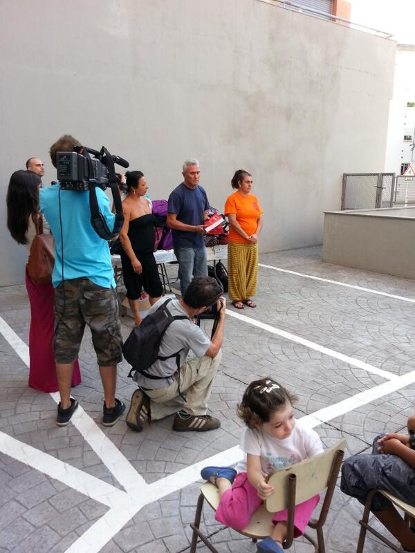 SatLaAlgaba's tweet photo. Repartiendo el material escolar expropiado en la corrala Utopía http://t.co/tknQITsYdd