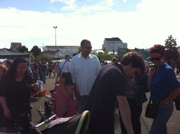 Vide-grenier de la News-Fanfare. Beaucoup de monde place du 8 mai à #Rezé. #pierrequenea2014.fr