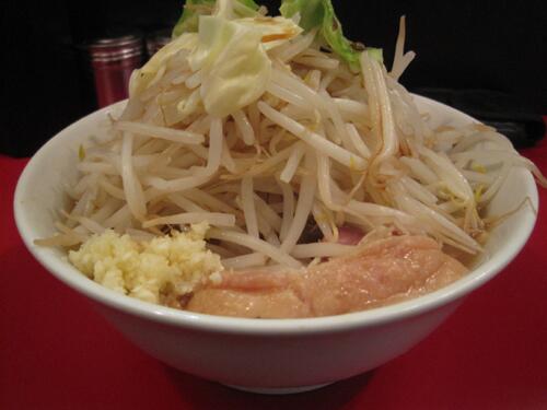 x6e's tweet photo. 用心棒っていう二郎系のラーメンを完食(￣ー￣) http://t.co/TJY1y41HjA