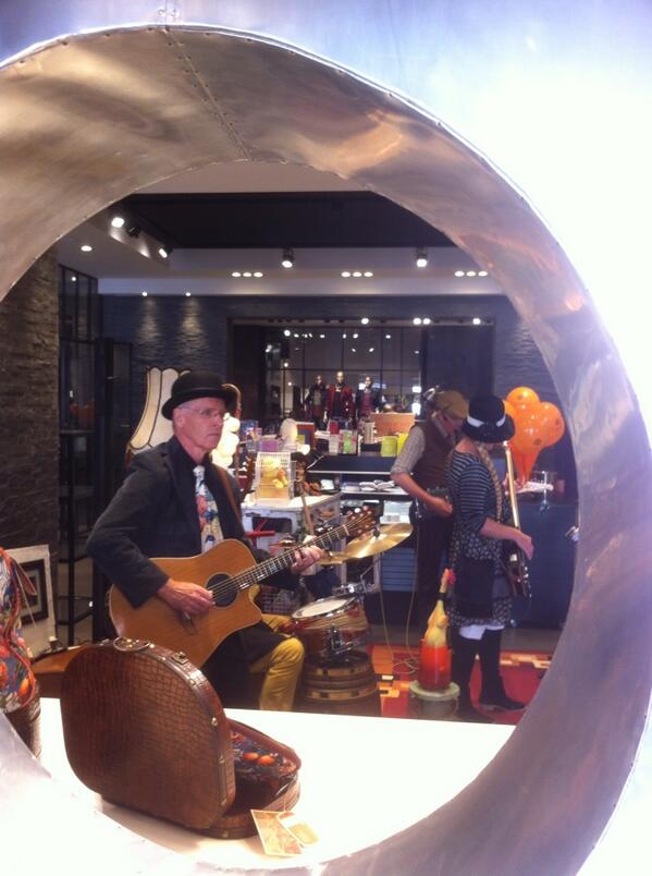 RPvanRoon's tweet photo. Weer volop beleving, celebration,#Zoomers#Denbosch#koopzondag http://t.co/0ijsX7APSD