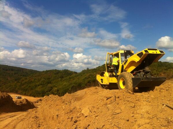 Kuzey Ormanlari Savunmasi burada birazdan basin aciklamasi yapacak. İş makineleri çalişmaya devam ederken...