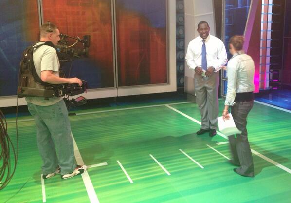 ESPNNFL's tweet photo. BEHIND THE SCENES: @RayLewis rehearsing on the set of Sunday NFL Countdown. #CountdownToKickoff http://t.co/q1QoKzn9CY