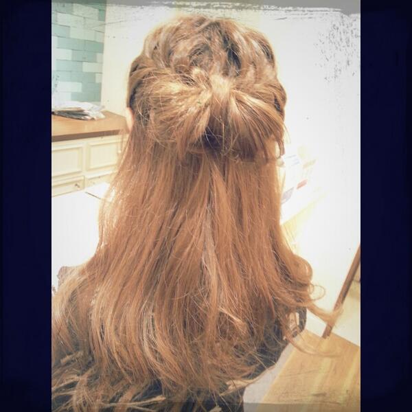 dazzlin_lalapo's tweet photo. 今日はみきさんにヘアアレンジをしてもらいました♡リボンみたいになってて可愛いんです(*^^*)可愛すぎてルンルンでした♪さとみ http://t.co/I1v89NKAh1