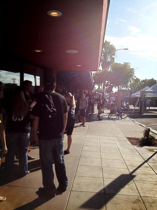 jflo21's tweet photo. Line outside the steelers bar #dedication #9AM http://t.co/4VWLVCSK2Z