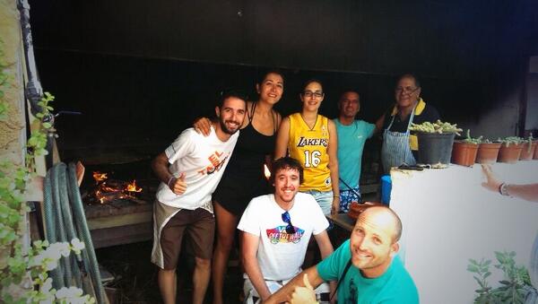 CarlosDomingo23's tweet photo. Paella y fideuà (1) con @Roman_fisio @EduardoLCoach @eva_navarroo @JoxeSpeaker @TeresaPrezTapia en #DomingueoNaquera http://t.co/F8iThg788g