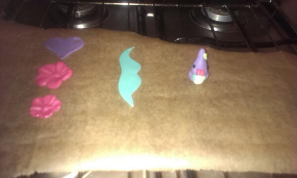 Quintymaaskant's tweet photo. Magneten en een fantasie figuur van fimo klei. http://t.co/UiTUockixF
